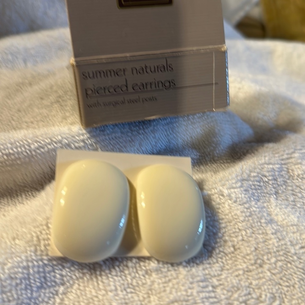 Avon Vintage 1992 Summer Naturals Cream Color Pierced Earrings